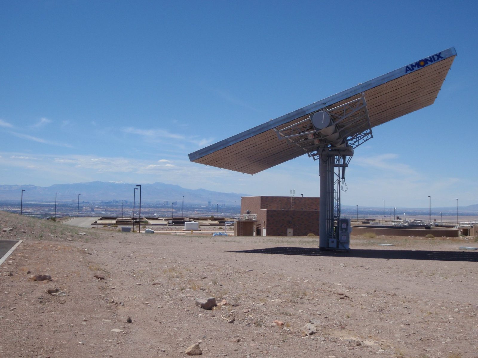 Amonix CPV solar tracker in the Nevada desert